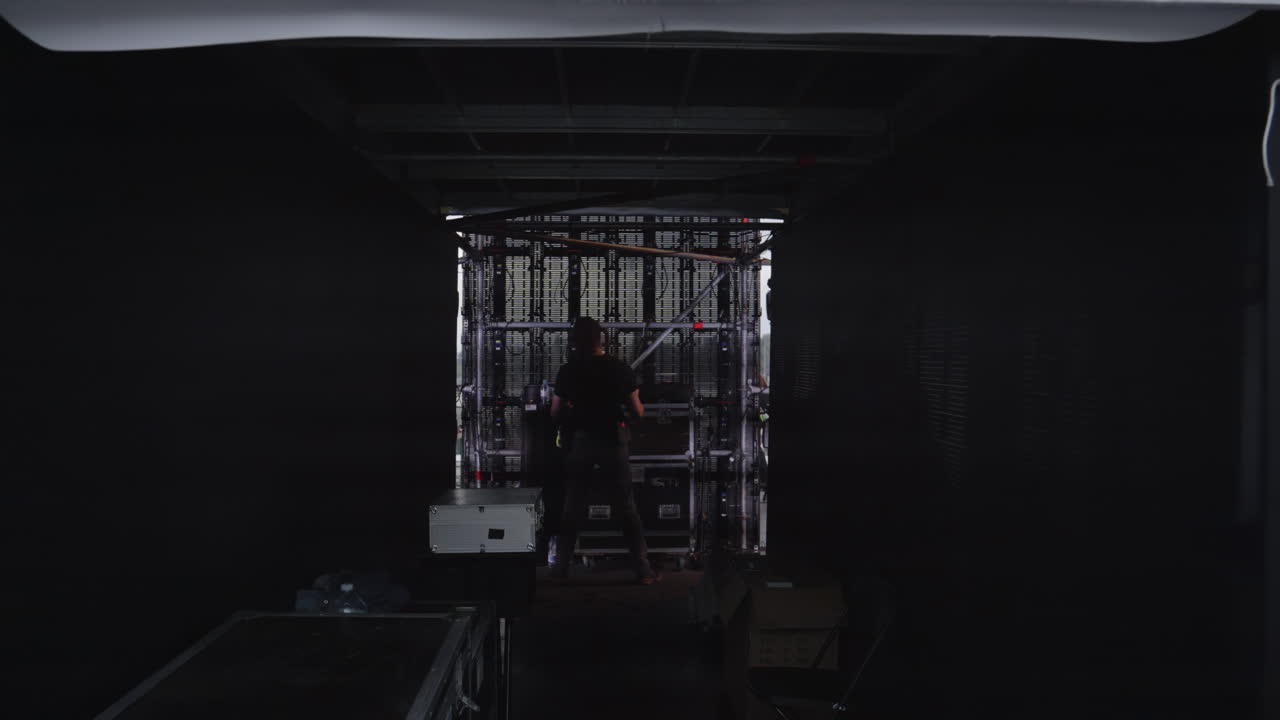 instalación de equipos de escenario en un camión