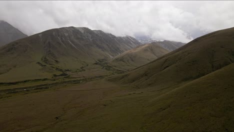 Atemberaubende-Landschaft-Mit-Düsterem-Himmel,-Der-Berggipfel-In-Den-Südlichen-Alpen-Von-Nz-Berührt