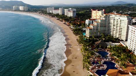 Orilla-Del-Mar-En-Ixtapa,-Zihuatanejo.-Tomado-Por-Dron