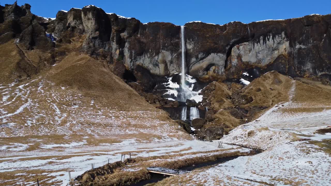 겨울 눈 덮인 절벽에 폭포