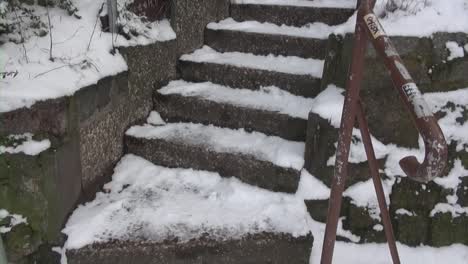 Escaleras-Cubiertas-De-Nieve-Aeropuerto-Tempelhof-Berlín-Neukoelln-Alemania-9-Seg-Hd-25-Fps-9-Sec-207