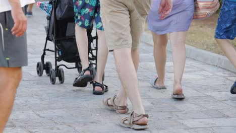 Gente-Caminando-En-Verano,-Con-Cochecito-De-Bebé