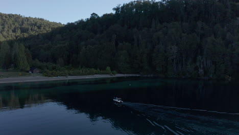 Aéreo---Lago-Y-Bosque-Espejo,-Neuquen,-Patagonia,-Argentina,-Tiro-Giratorio