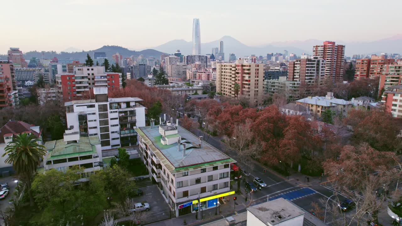 Carrellata aerea sopra il quartiere Providencia con il quartiere finanziario sullo sfondo