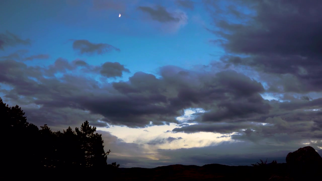 Timelapse di nuvole scure che coprono la luna prima di sera