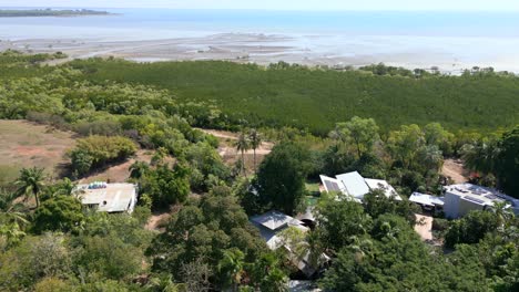 Casas-Cerca-De-La-Playa-Durante-La-Marea-Baja-En-Un-Suburbio-Costero