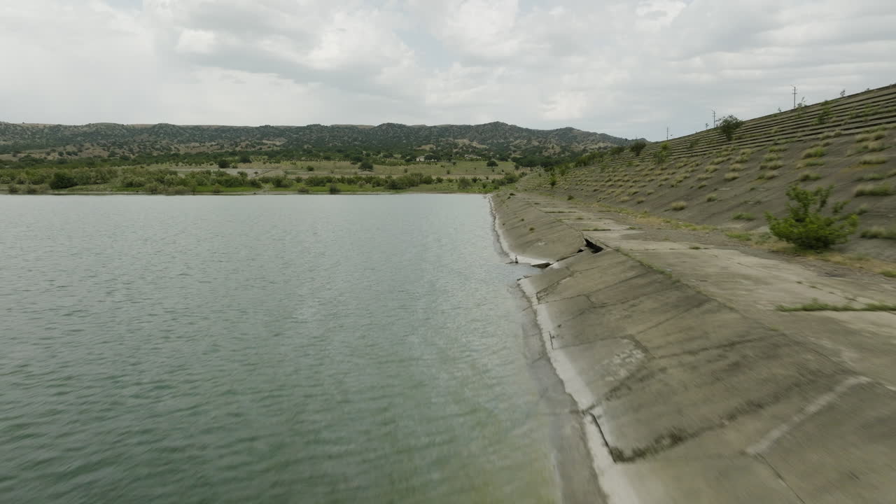muro de dique de presa de hormigón en la orilla del embalse de dalis mta en georgia
