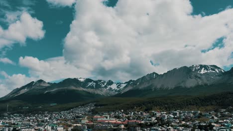 área residencial junto a las montañas nevadas en ushuaia, tierra del fuego, argentina
