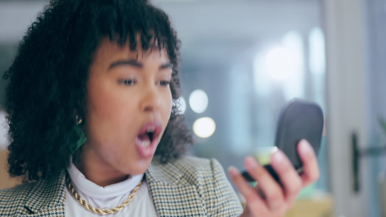 sombra de ojos, espejo de maquillaje y guiño de negocios