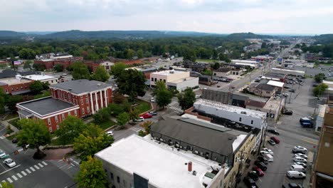 aéreo alto sobre cookeville tennessee en 4k