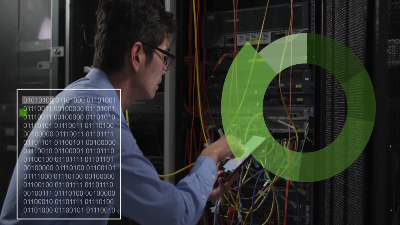 animación de codificación binaria y procesamiento de datos a través de un técnico informático asiático por un servidor informático.