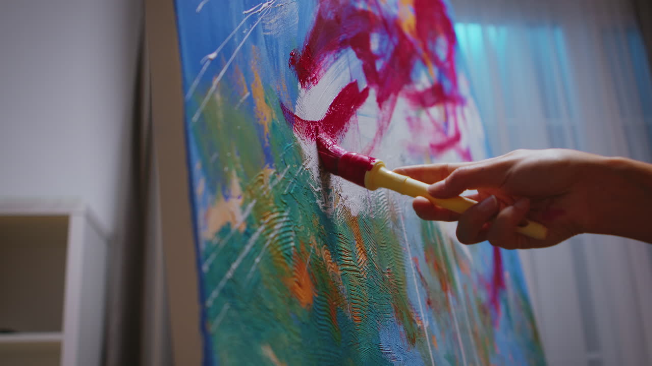 primer plano de la pintura de la mujer