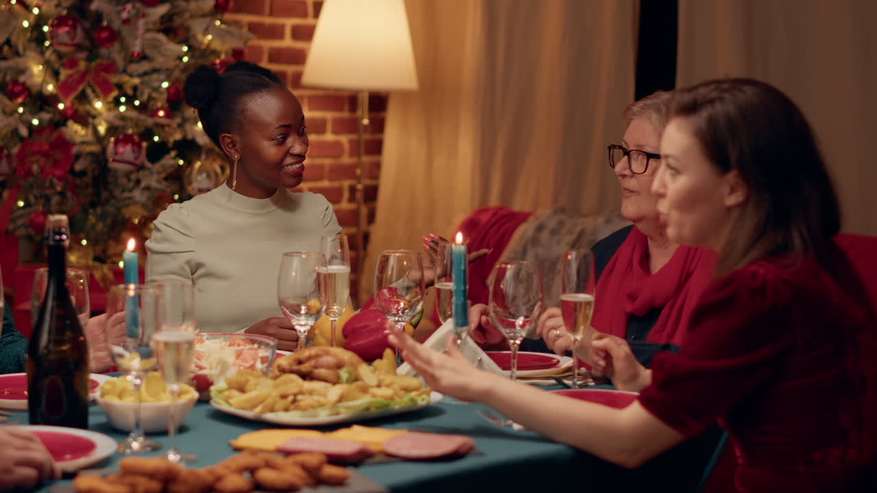 celebración de la cena de navidad en familia