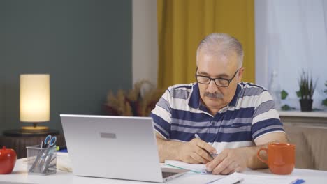 el anciano está cansado y con sueño.