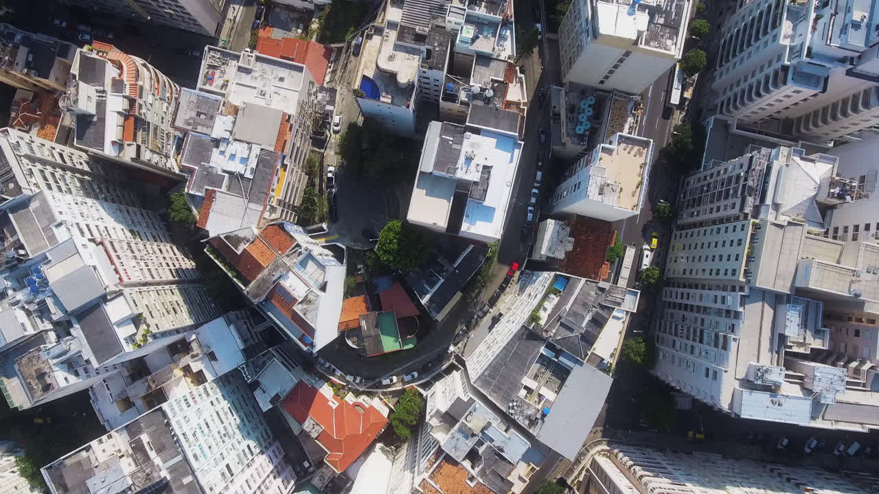 Vista vertical de drone das ruas e telhados do Rio.