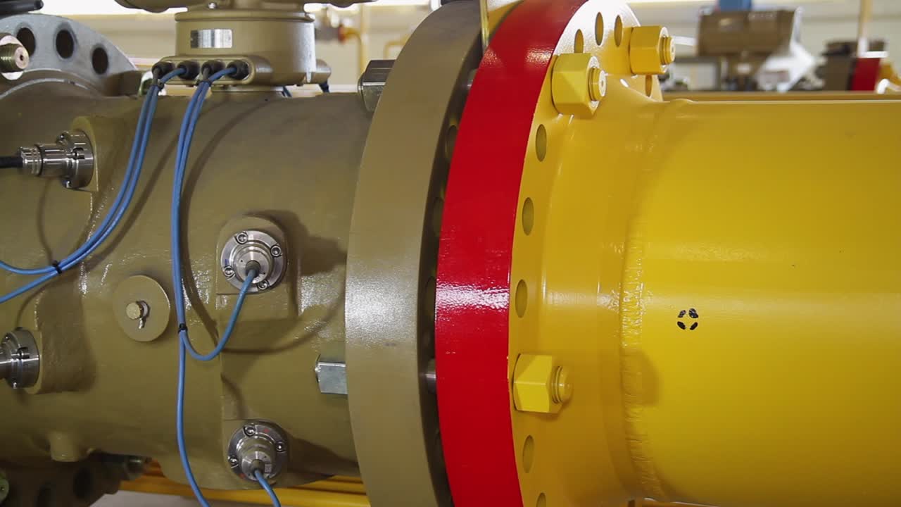 primer plano de los componentes de las válvulas y tuberías industriales