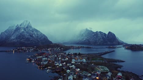 pintoresco paisaje de una pequeña ciudad a orillas del mar rodeada de enormes montañas