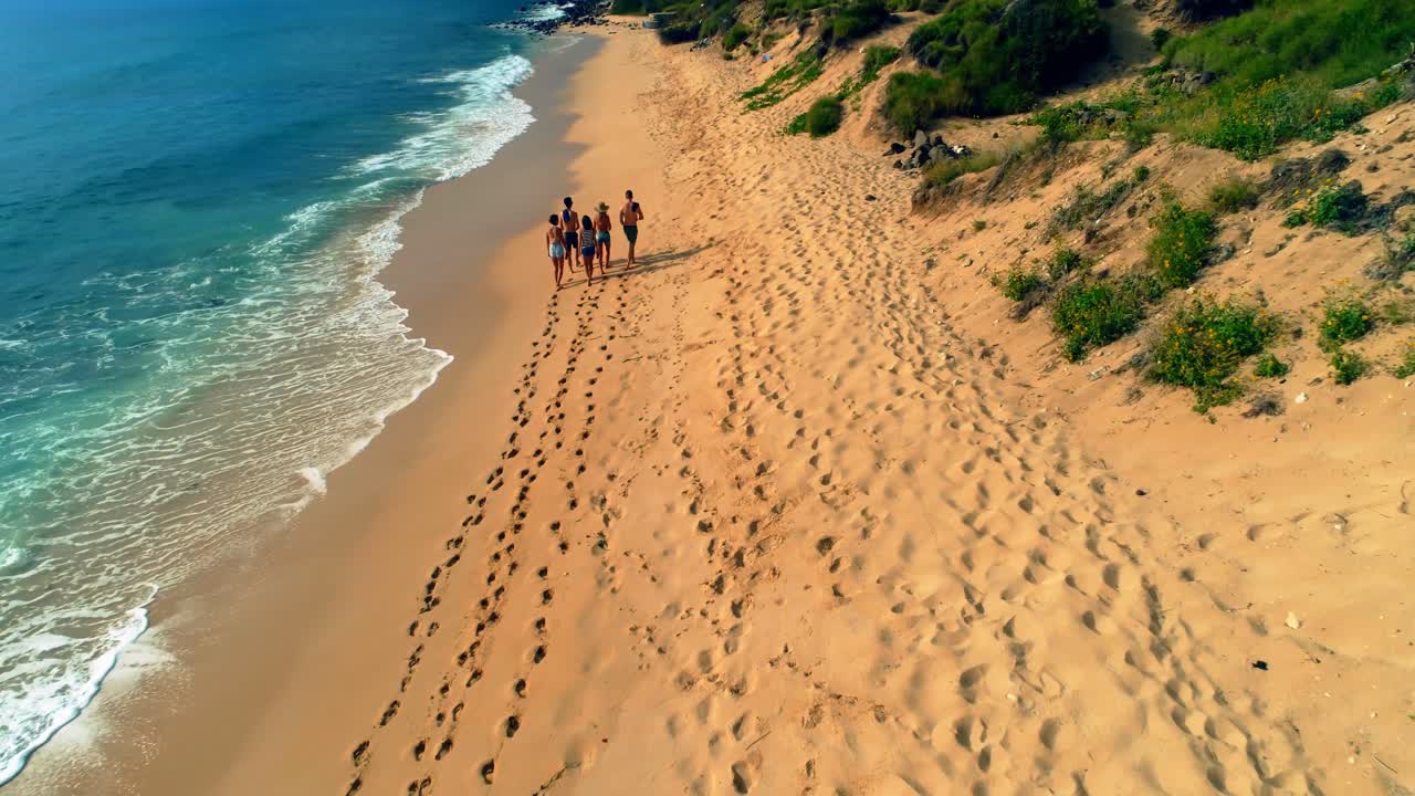 해변 4k에서 즐기는 관광객