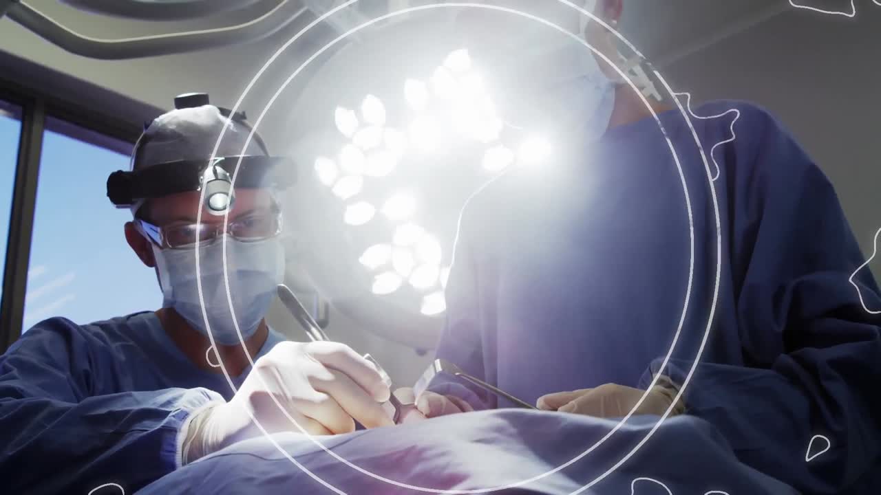 얼굴 마스크를 입은 외과 의사 위에서 원과 움직이는 선의 애니메이션