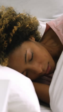 hombre mirando a la mujer mientras duerme en la cama