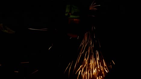 metalúrgico utilizando una máquina de molienda en el taller 4k