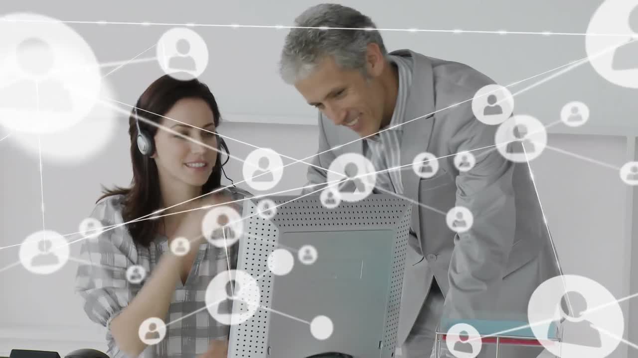 animación de una red de iconos de perfiles contra hombres y mujeres diversos discutiendo en la oficina