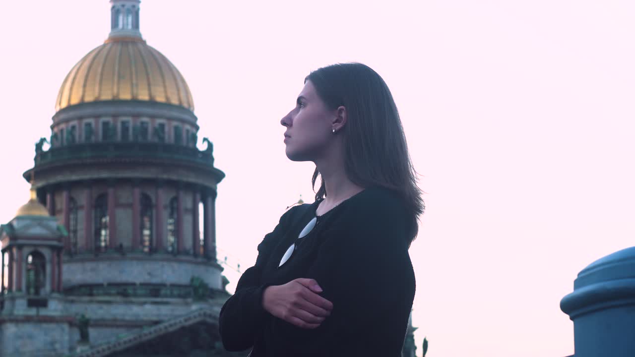 mujer en vista de perfil mirando una iglesia