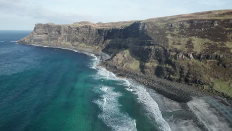 Große-Wellen-Aus-Dem-Atlantischen-Ozean-Toben-An-Einem-Kiesstrand-In-Der-Talisker-Bay-In-Schottland