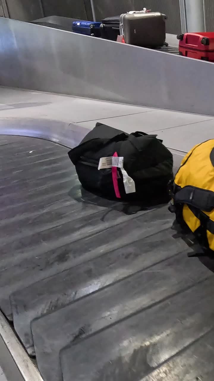 varias bolsas viajan en una cinta transportadora del aeropuerto.