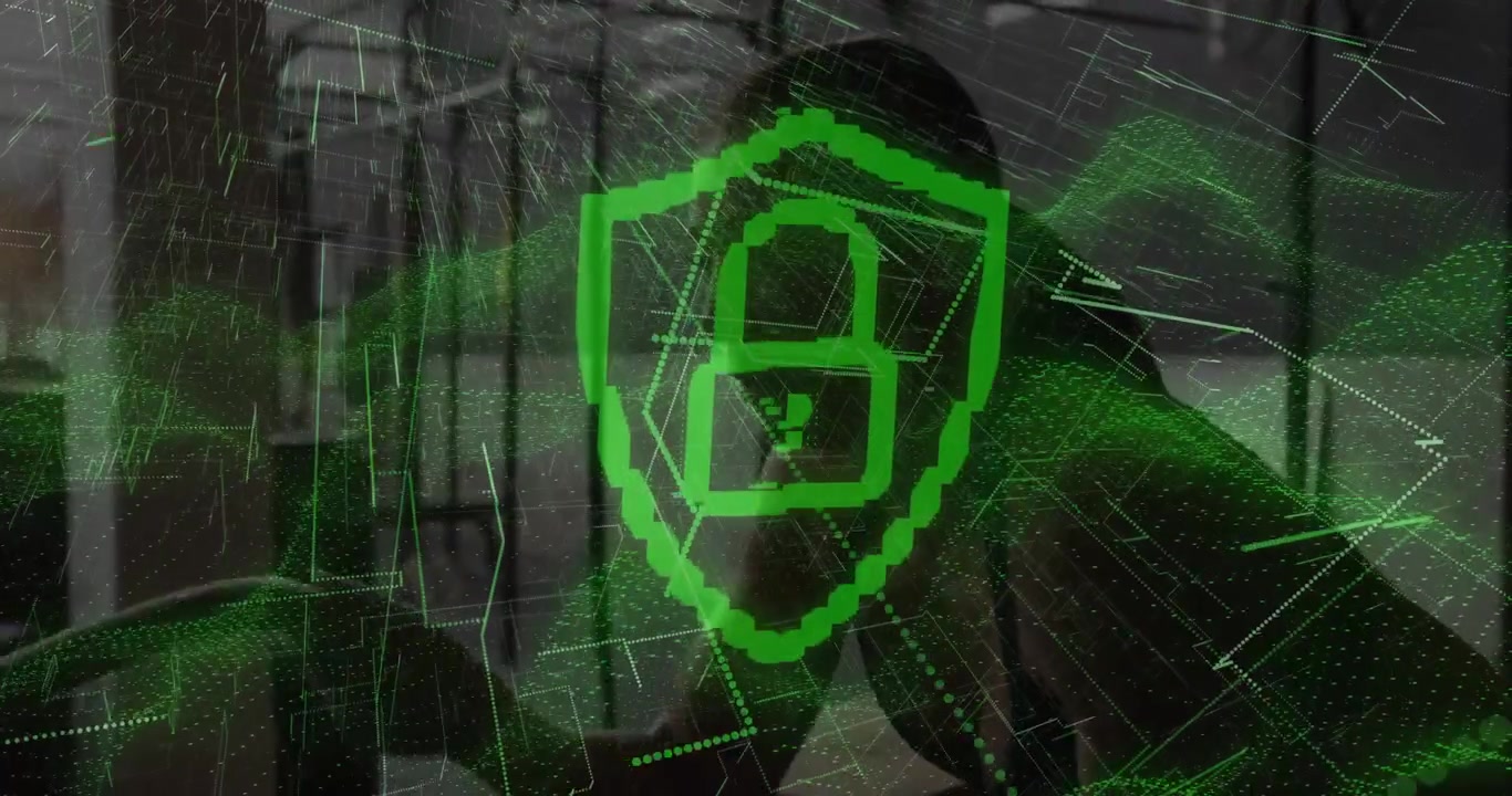 Una superposición digital verde se anima sobre los estantes del gimnasio cerca de las ventanas, cambiando los números de escudo a candado.