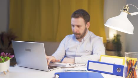 Hombre-Trabajador-De-Oficina-En-Casa-Trabajando-En-Una-Computadora-Portátil.