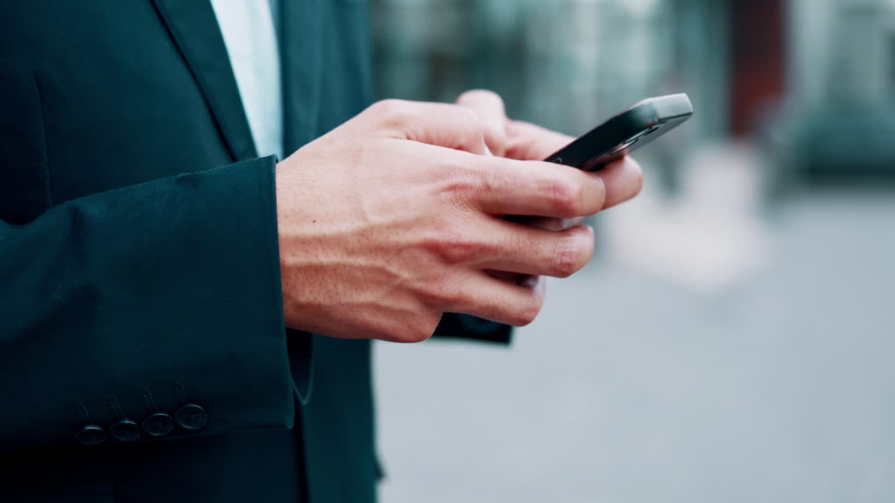 Mani, smartphone e uomo d'affari che digita in città