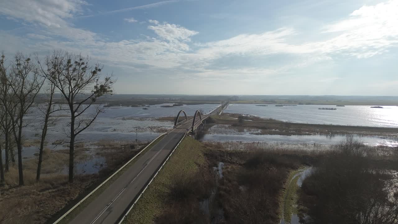 도로, 다리, 물 넘치는 홍수, 은 날, 구름, 공중