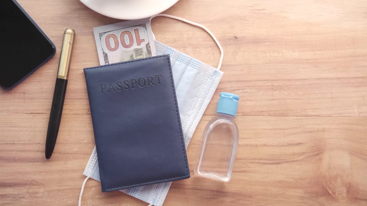 여행 필수품과 코로나19 보호품
