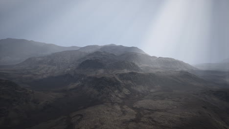 Sonnenstrahlen-Vor-Der-Kulisse-Der-Berge