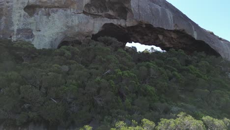 vuelo de avión no tripulado a la cueva en la parte superior de la montaña francesa en el área de cabo le grand