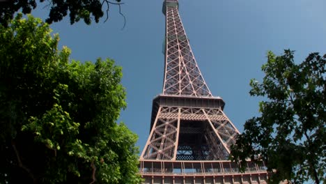 inclinación de mano hasta la torre eiffel parís