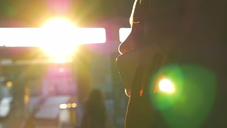 Mujer-Hablando-Por-Teléfono-A-La-Luz-Del-Sol