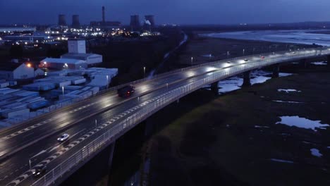 Vista-Aérea-Moderno-Iluminado-Tranquilo-Autopista-Carriles-Carretera-Intersección-Tráfico-Retroceder-Tiro-Izquierdo