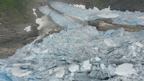 vuelo cinemático fpv cuesta abajo glaciar helado en noruega entre montañas rocosas - parque nacional folgefonna, vestland