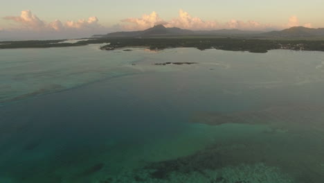 vista aérea del océano agua azul con olas corales y plantas acuáticas cámara moviéndose a la costa de la isla de mauritius