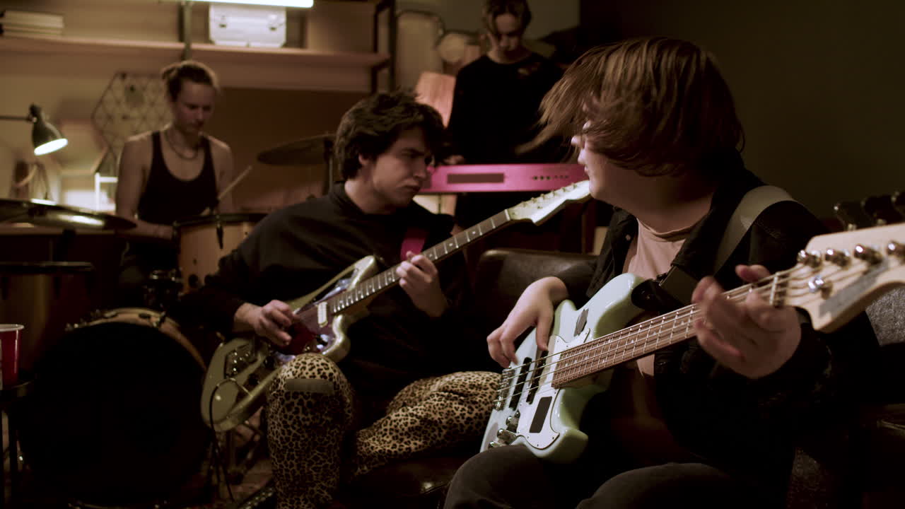 음악을 연주하는 음악가들