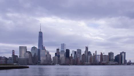 Timelapse-Skyline-New-York-En-Un-Día-Nublado,-Paisaje-Urbano-De-Metrópolis,-Movimiento-De-Barcos