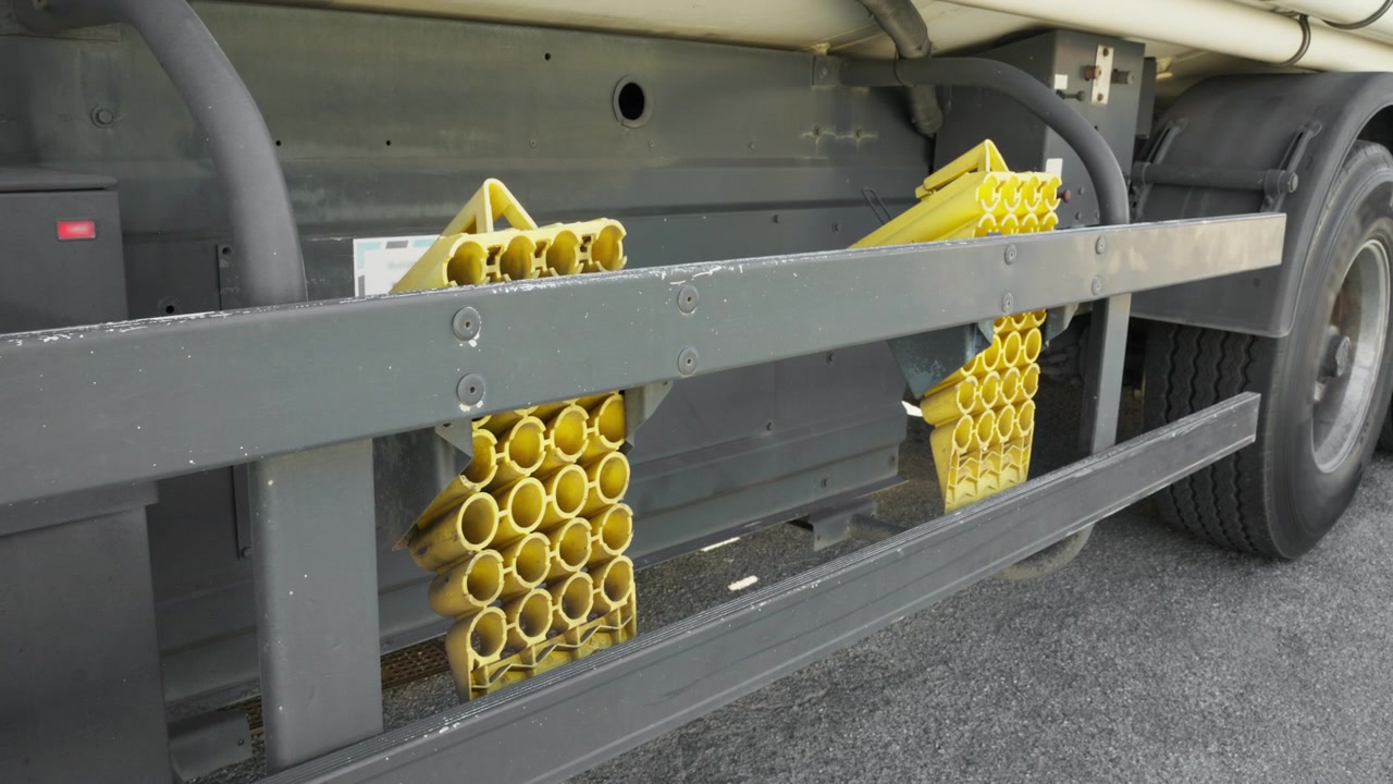 Cuneo bloccaruota giallo su autocisterna