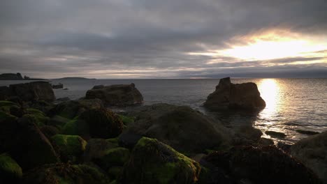 hermoso amanecer en la playa rocosa en irlanda