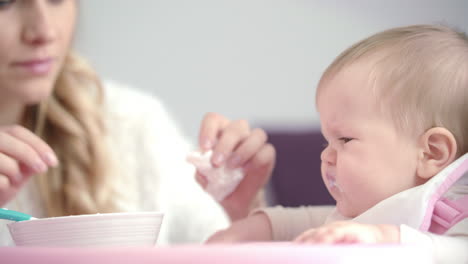 Mamá-Alimenta-Al-Bebé.-El-Niño-Insatisfecho-Come-Comida-En-Puré.-Primer-Lactante-Alimentado