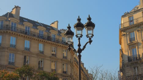 Historic-Street-Lamp-With-Haussmann-Architecture-During-Sunny-Day-In-Paris,-France
