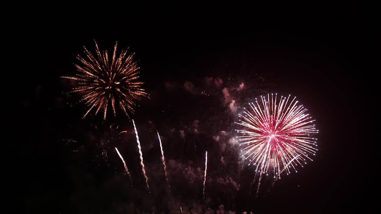 gran celebración de fuegos artificiales reales y colorida víspera de año nuevo