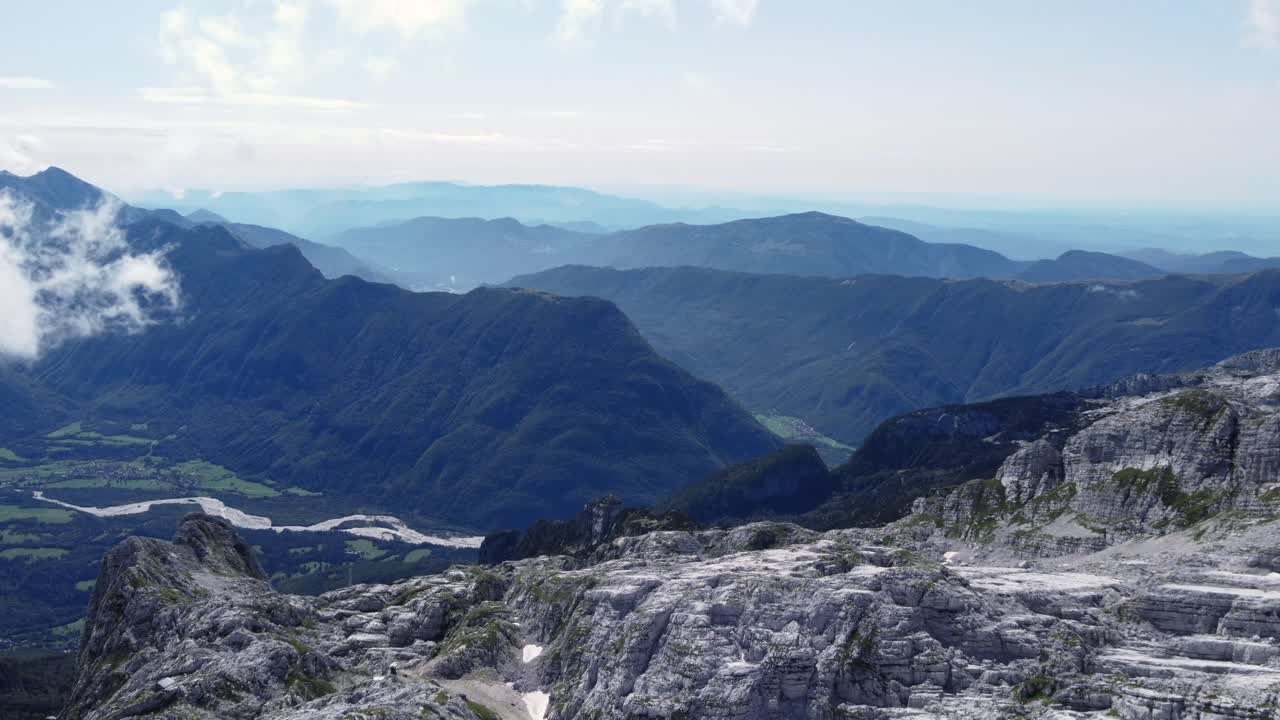 낮은 고산 봉우리를 향한 아름다운 고산 풍경의 공중 비행