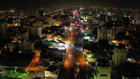 vuelo hacia adelante en la avenida 27 de febrero, santo domingo, república dominicana en una noche, filmado con drone